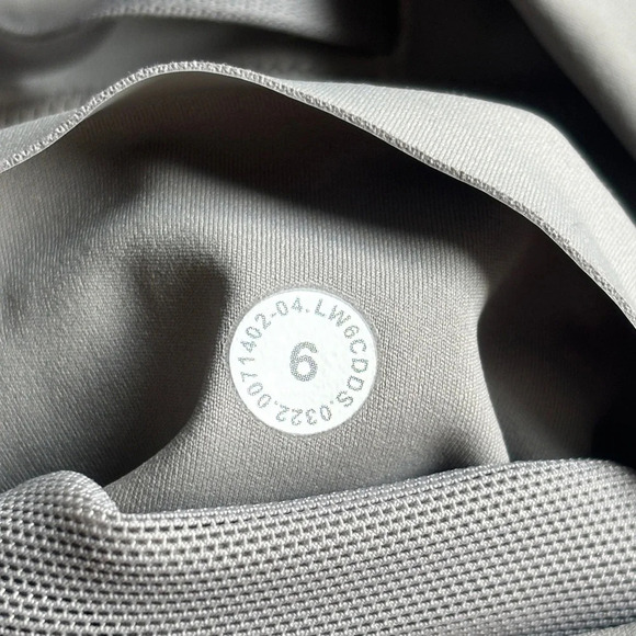 Lululemon Base Pace High-Rise Reflective Crop 23" Gull Grey Size 6 - Picture 7 of 16